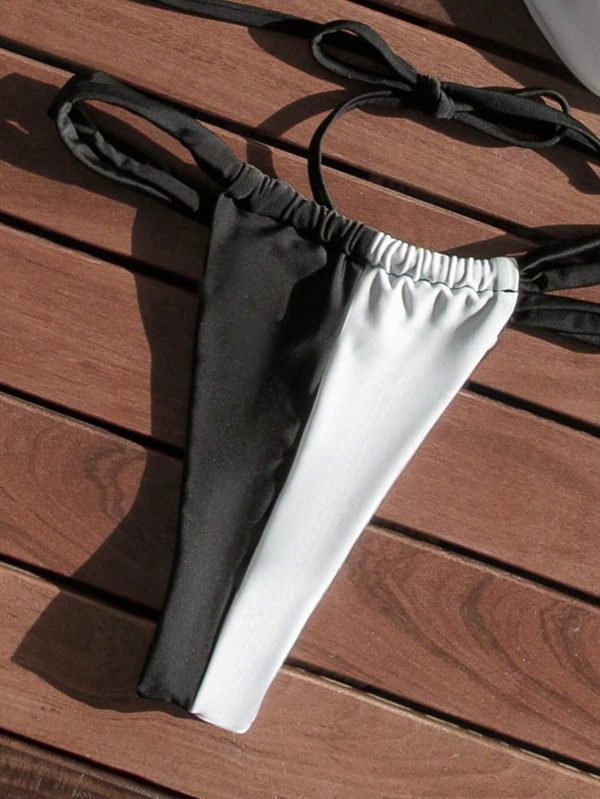 Conjunto de bikini en blanco y negro con detalles de torsión para playa en verano - Imagen 3