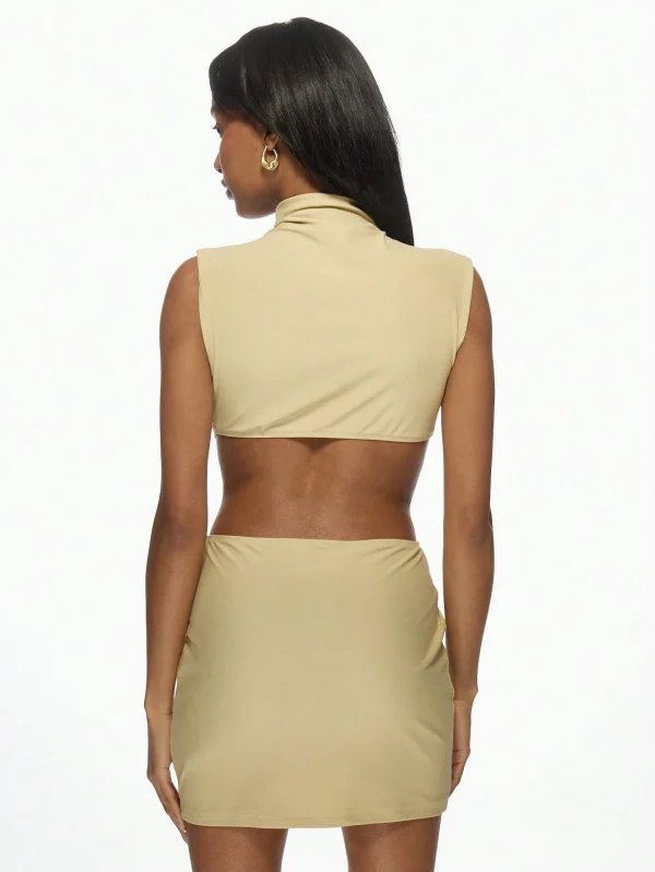 Vestido miniajustado con cuello polo, sin mangas, con detalles de hebilla y recortes - Imagen 2