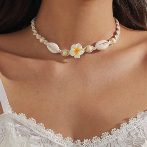 Collar ajustable de mujer con flor de arcilla de polímero y concha natural trenzada
