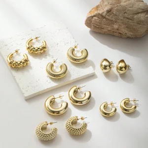 pares de pendientes femeninos de diseño combinado de color amarillo