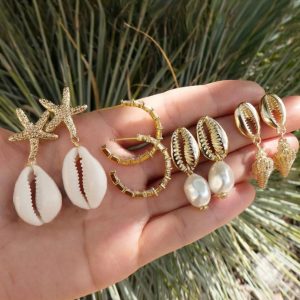 piezas de pendientes bohemios con conchas, perlas asimétricas