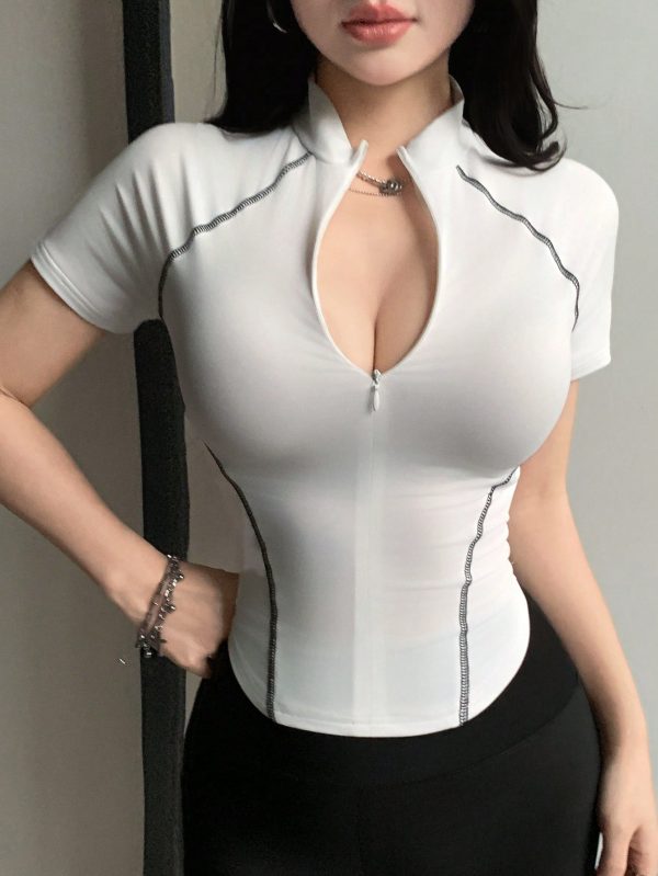 Camiseta ajustada de manga corta con cuello medio abierto - Imagen 2