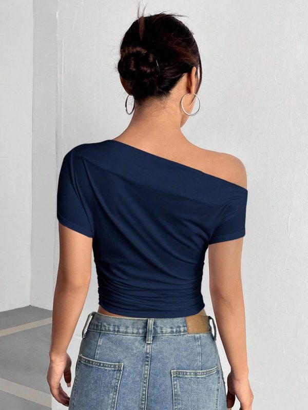 Flirla Camiseta corta para mujer con cuello asimétrico y pliegues fruncidos - Imagen 2