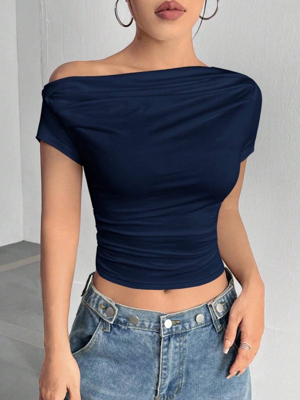 Flirla Camiseta corta para mujer con cuello asimétrico y pliegues fruncidos - Imagen 3
