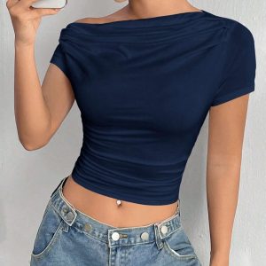 Flirla Camiseta corta para mujer con cuello asimétrico y pliegues fruncidos