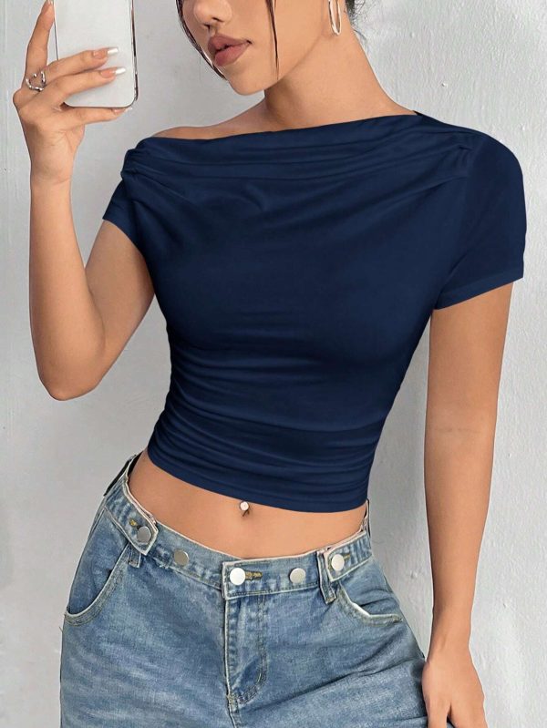 Flirla Camiseta corta para mujer con cuello asimétrico y pliegues fruncidos