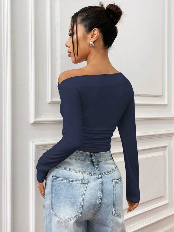 Flirla Camiseta Recortada De Color Sólido Con Diseño De Cuello Asimétrico Y Pliegues Ajustados - Imagen 2