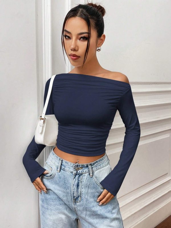Flirla Camiseta Recortada De Color Sólido Con Diseño De Cuello Asimétrico Y Pliegues Ajustados - Imagen 3