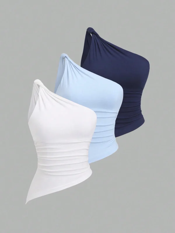 Blusa de chifón plisada con cuello asimétrico y giro sexy