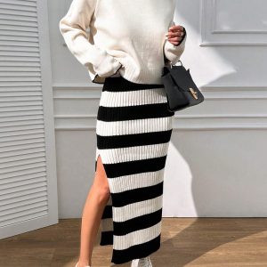 Falda a rayas y suéter elegante estilo callejero casual y elegante